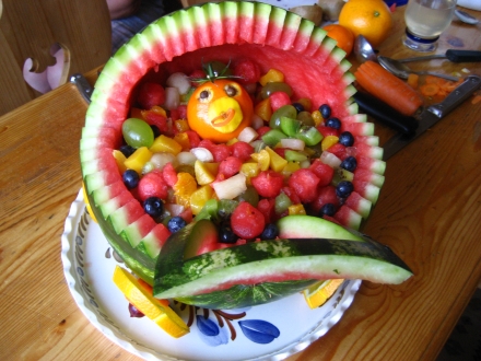 Cudeńka wyrzeżbione z owoców i warzyw - wozek -1.jpg