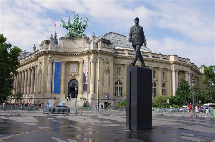 Francja - Grand Palais i pomnik Charlesa de Gaullea.jpg