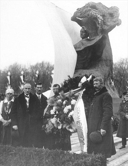 Polska - 4 listopada 1926r. pomnik Fryderyka Chopina w parku Łazienkowskim odsłaniał sam prezydent Ignacy Mościcki.jpg